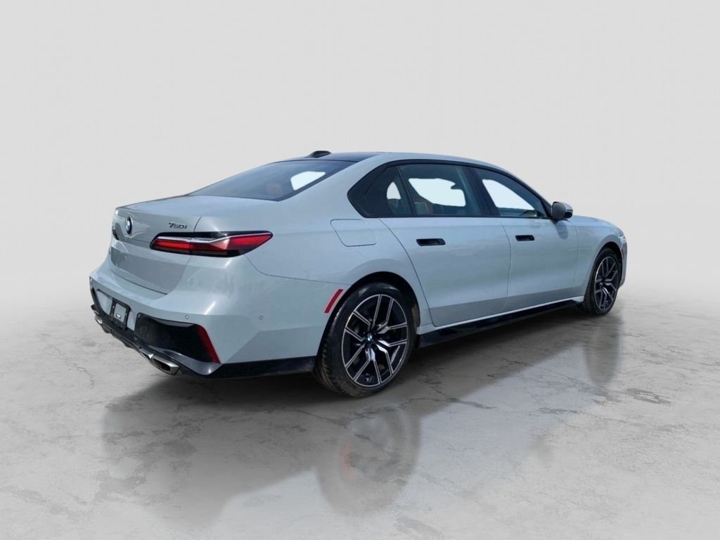 Used 2023 Gray BMW 760i xDrive image 5