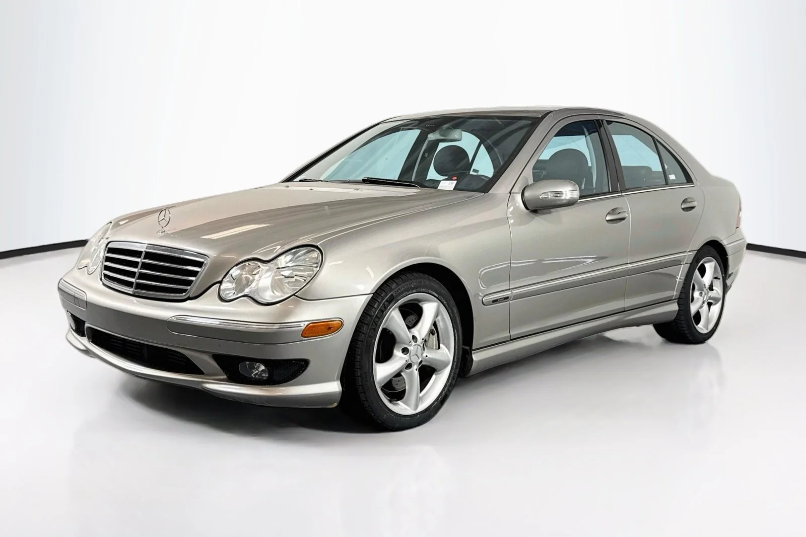 Used 2005 Gold Mercedes-Benz 1.8L image 1