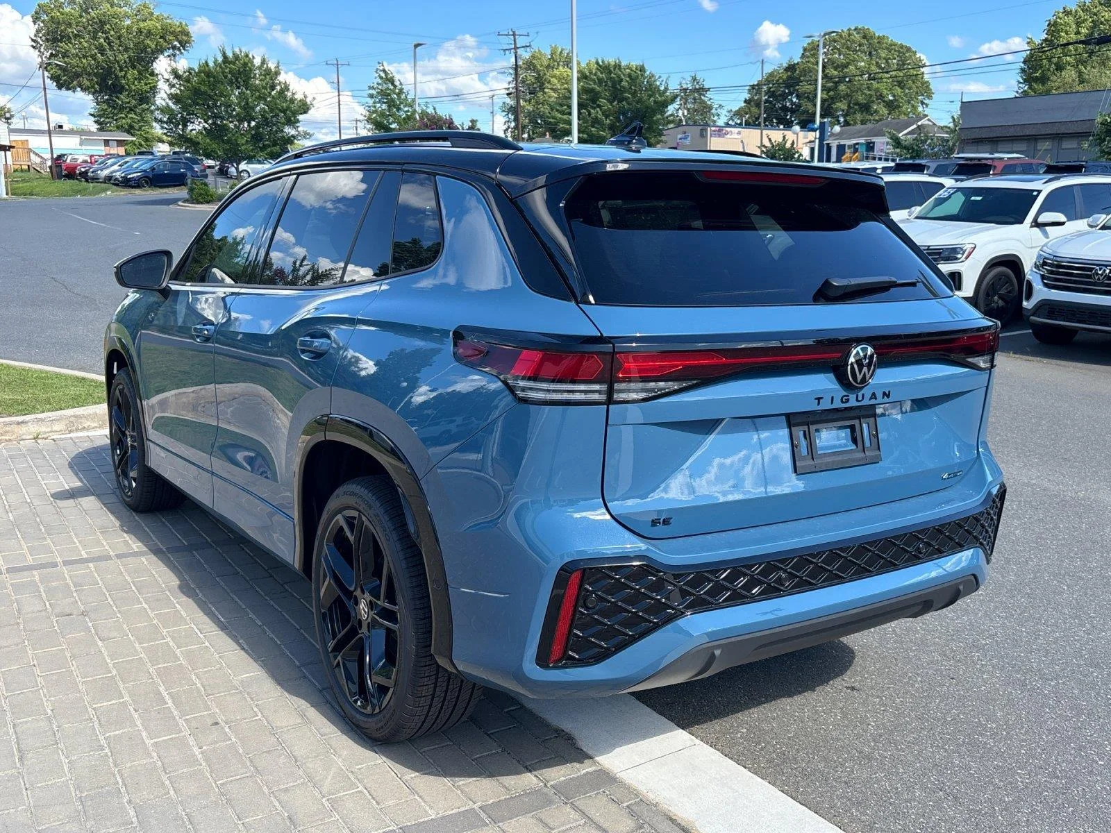 New 2026 monterey blue with deep black roof Volkswagen SE R-Line Black image 3
