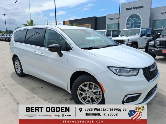 2024 Chrysler Pacifica Touring L's photo