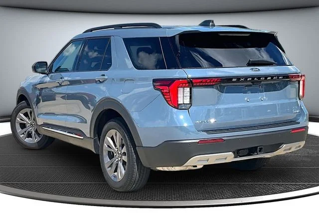 Used 2025 Vapor Blue Ford Active image 3