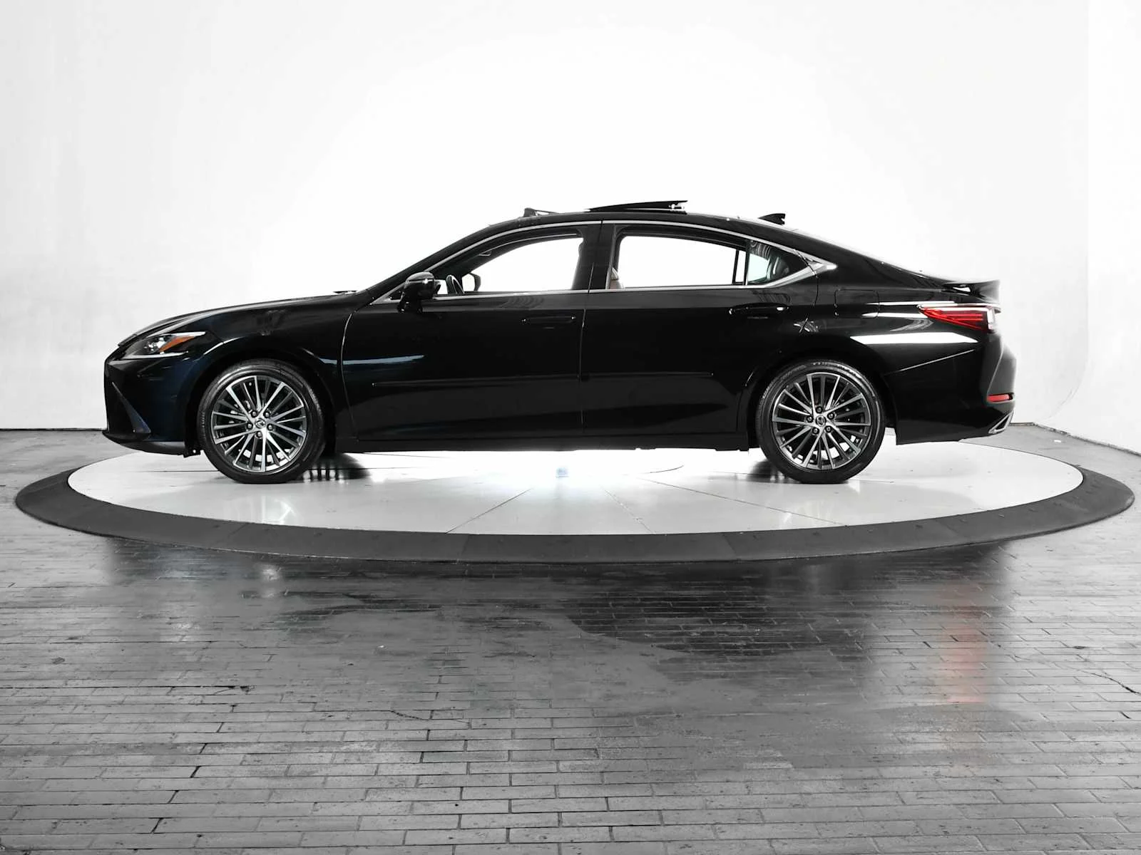 Used 2022 Obsidian Lexus Luxury image 2
