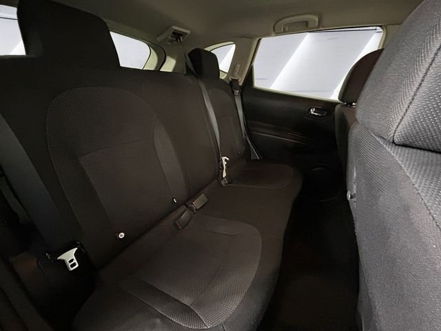 Used 2015 Red Nissan S image 16