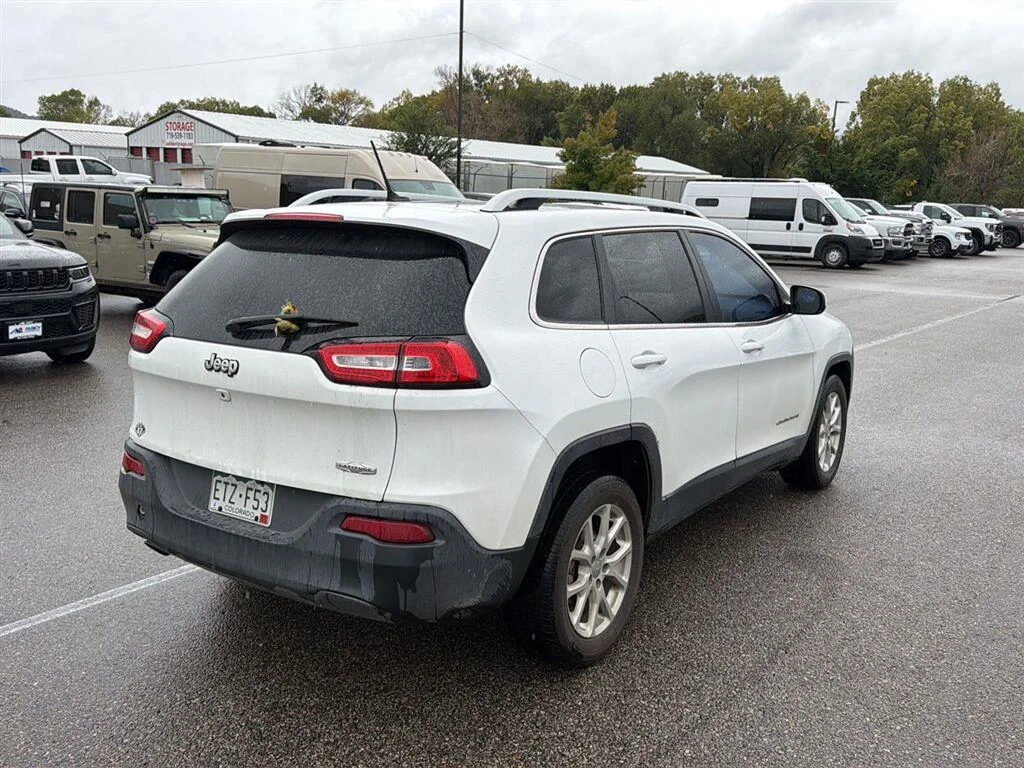 Used 2016 White Jeep Latitude image 3