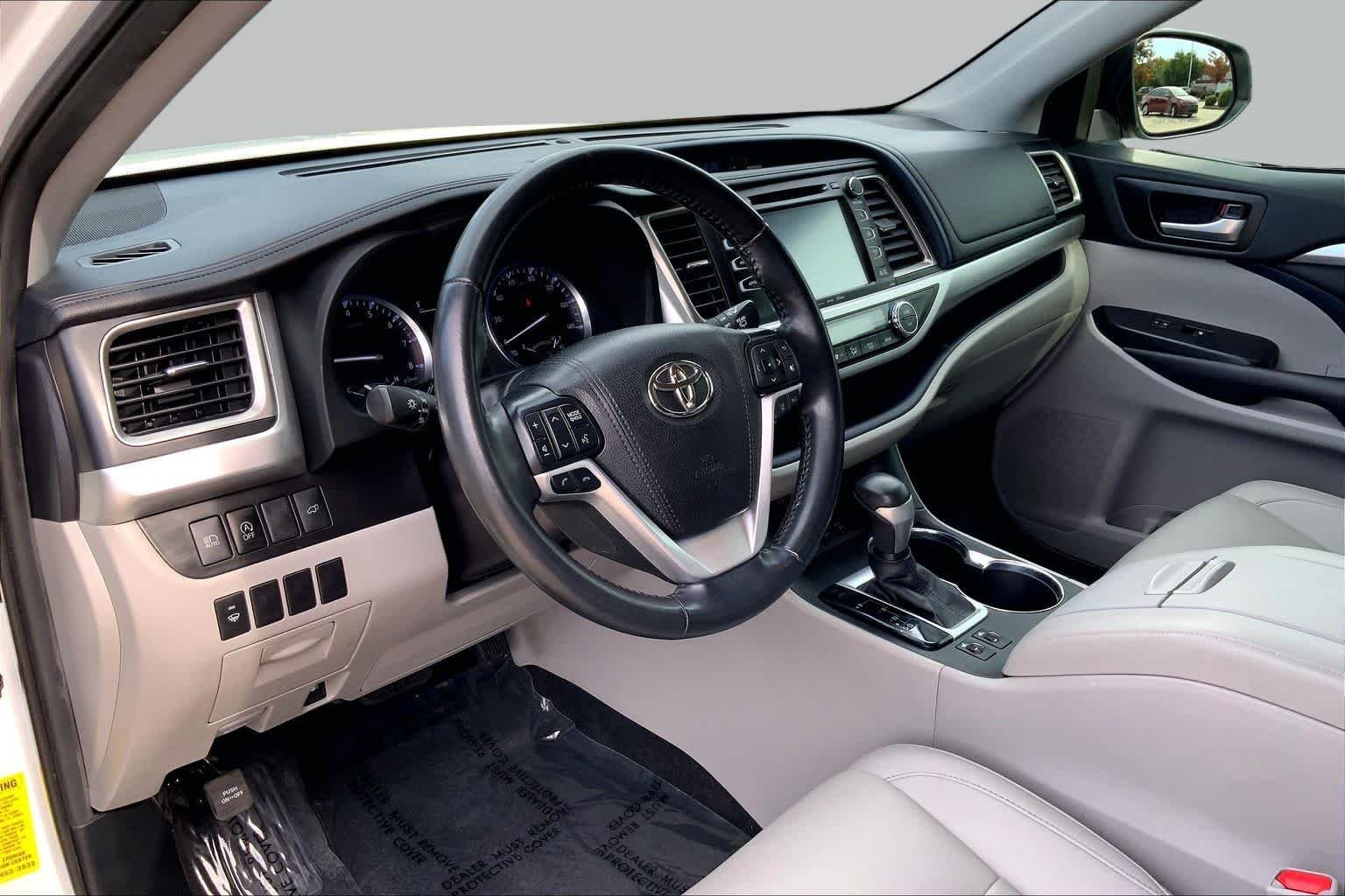 Used 2019 Blizzard Pearl Toyota XLE image 18