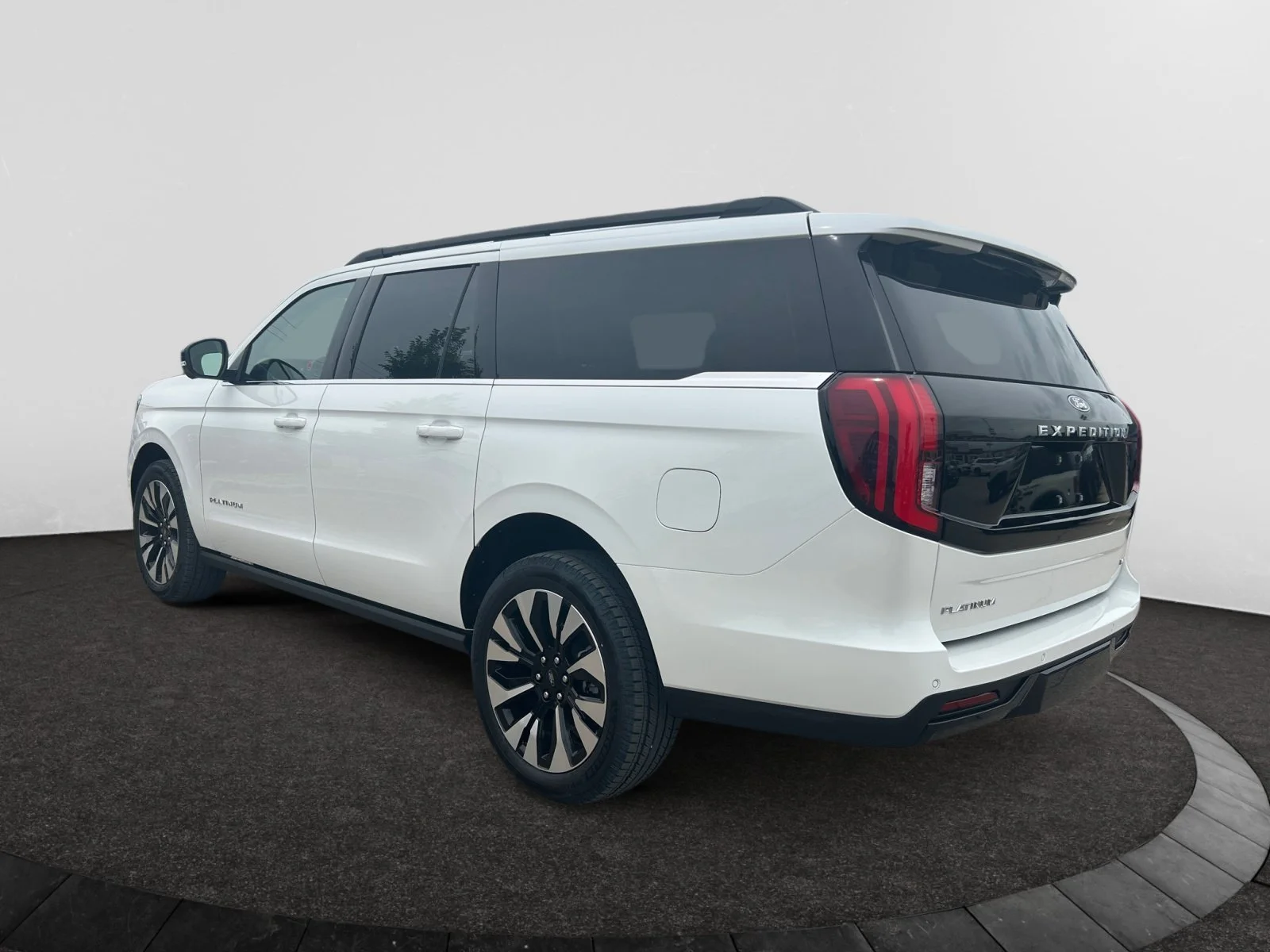 New 2027 Star White Metallic Tri-Coat Ford Platinum Max image 3