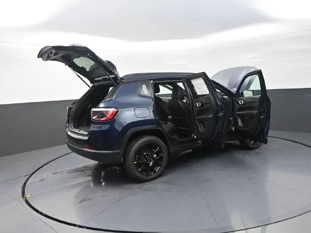New 2026 Fathom Blue Pearl-Coat Exterior Paint Jeep Latitude image 34