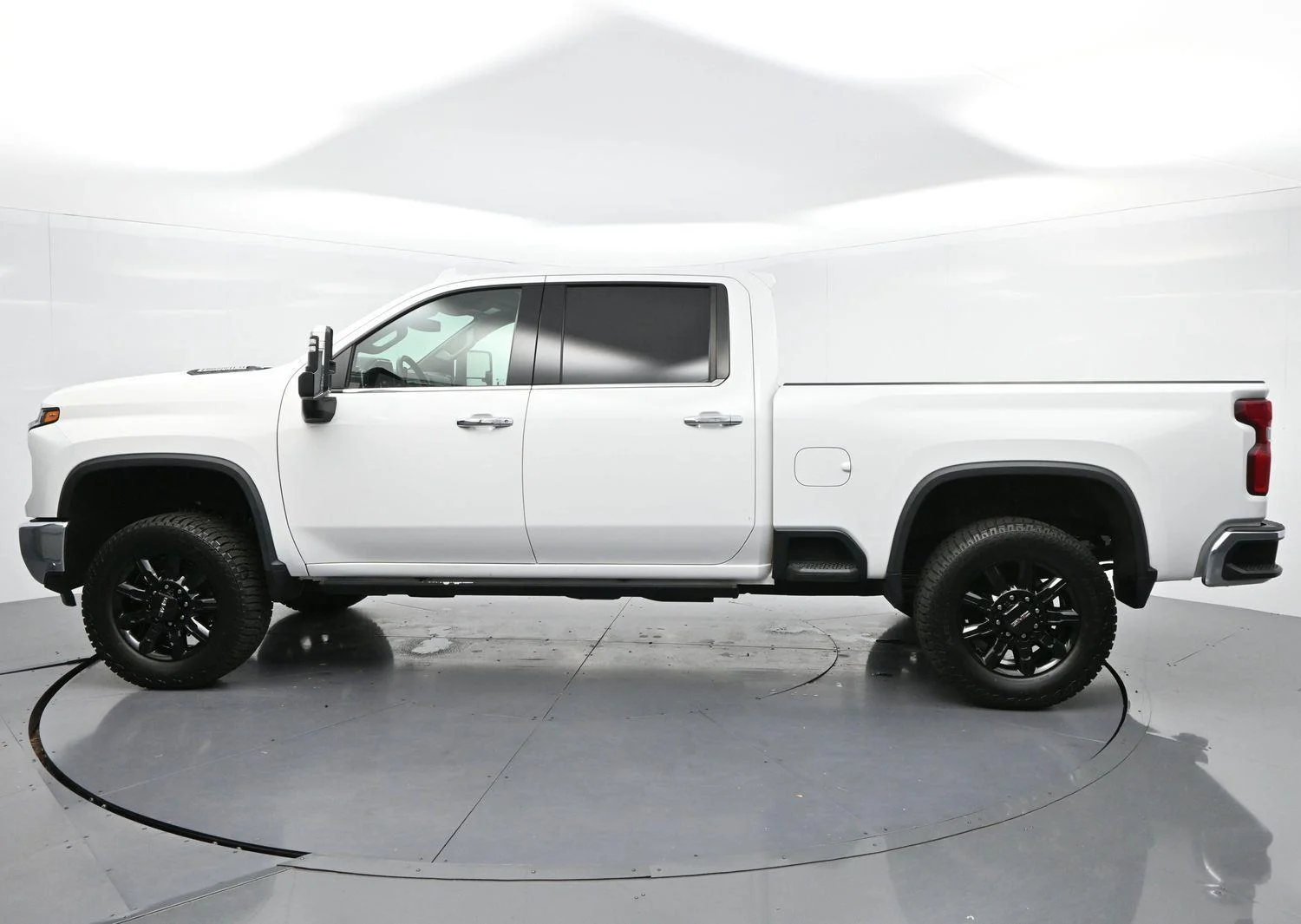 Used 2024 Summit White Chevrolet LTZ image 5