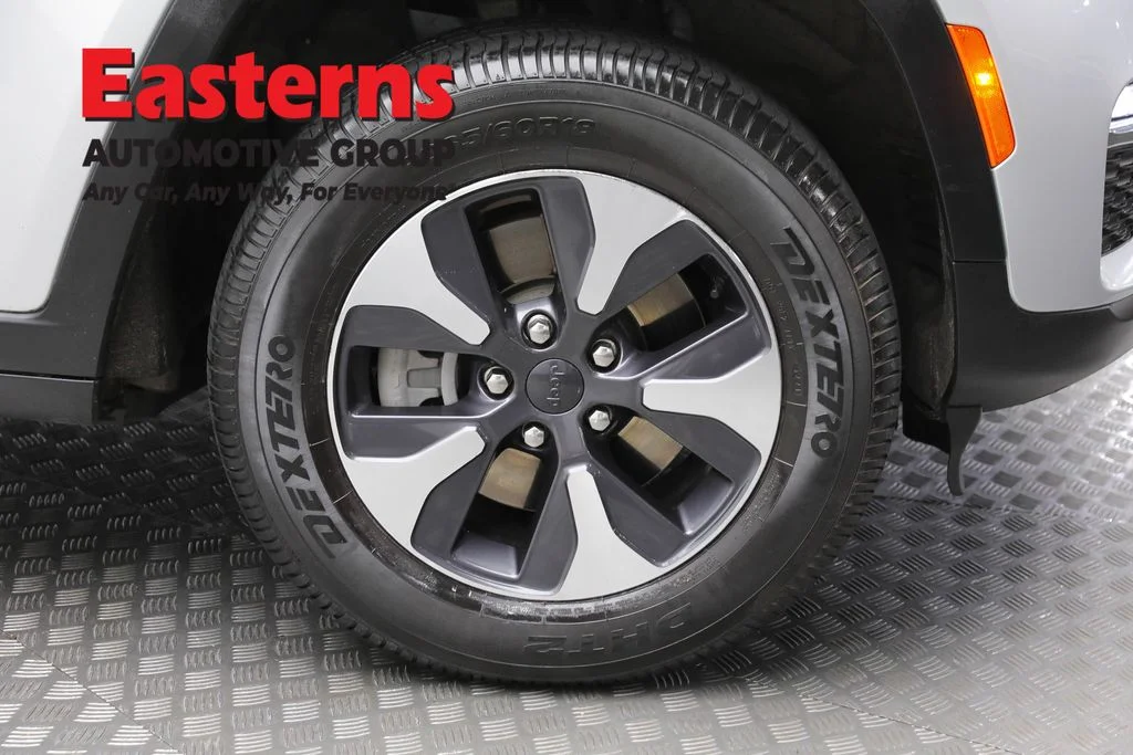 Used 2022 Silver Jeep 4xe image 33