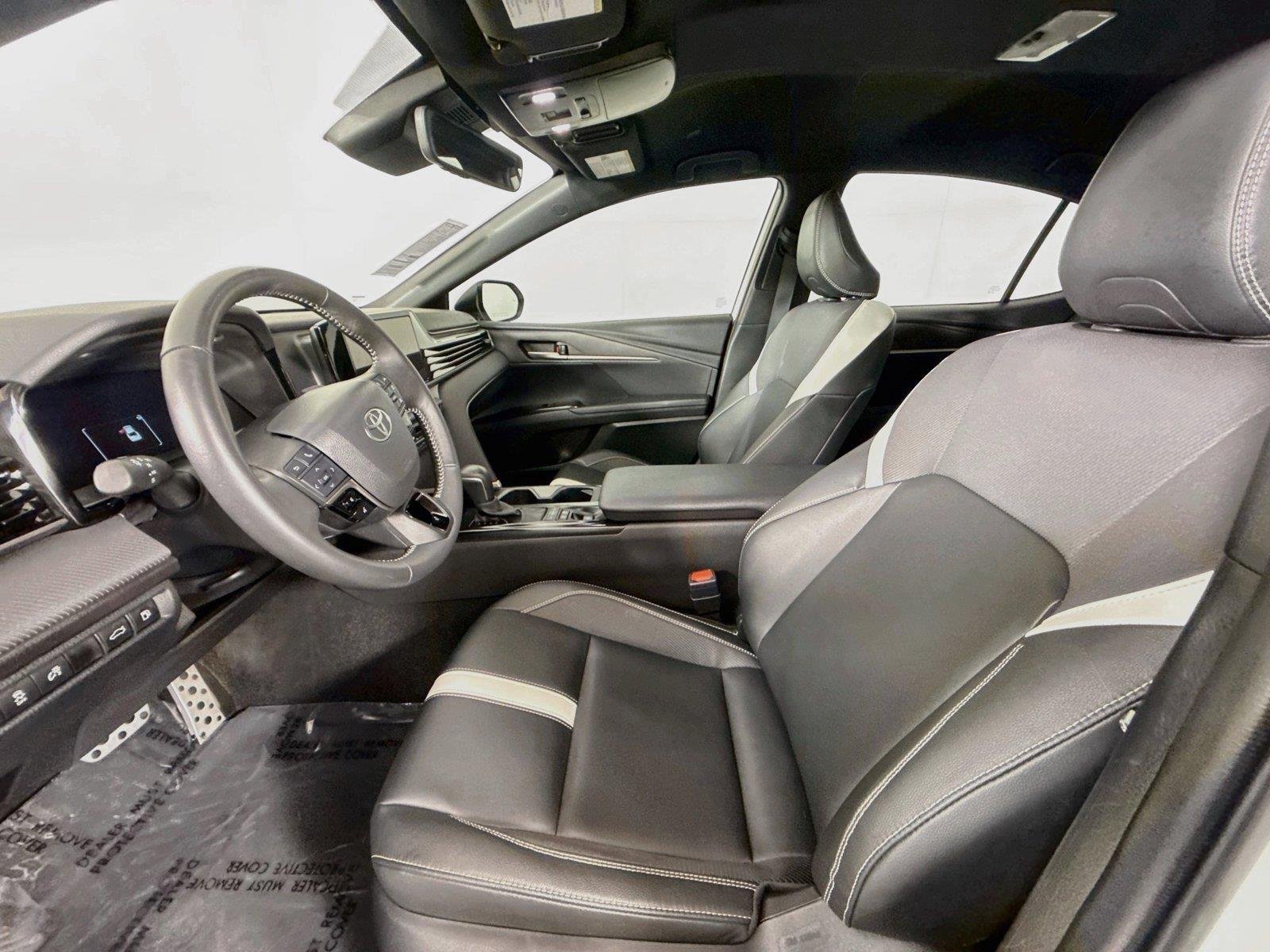 Certified Used 2025 Ice Cap Toyota SE image 3