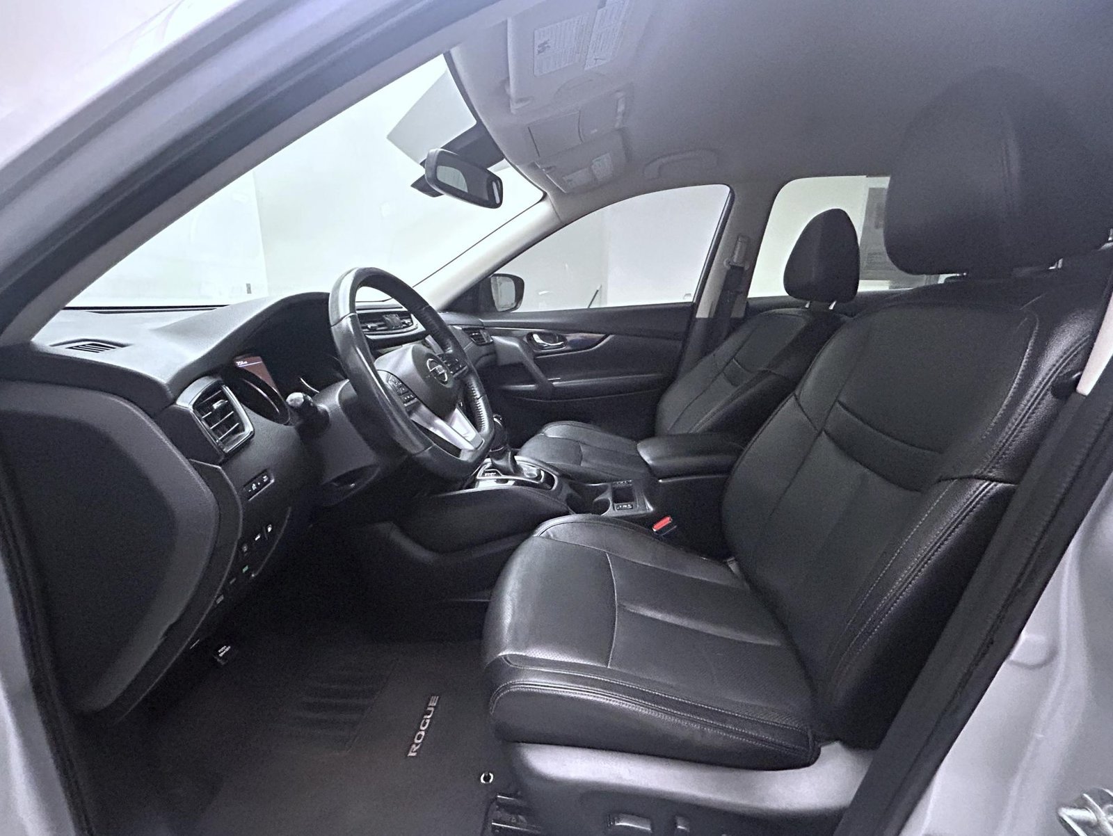 Used 2018 Brilliant Silver Nissan SL image 10