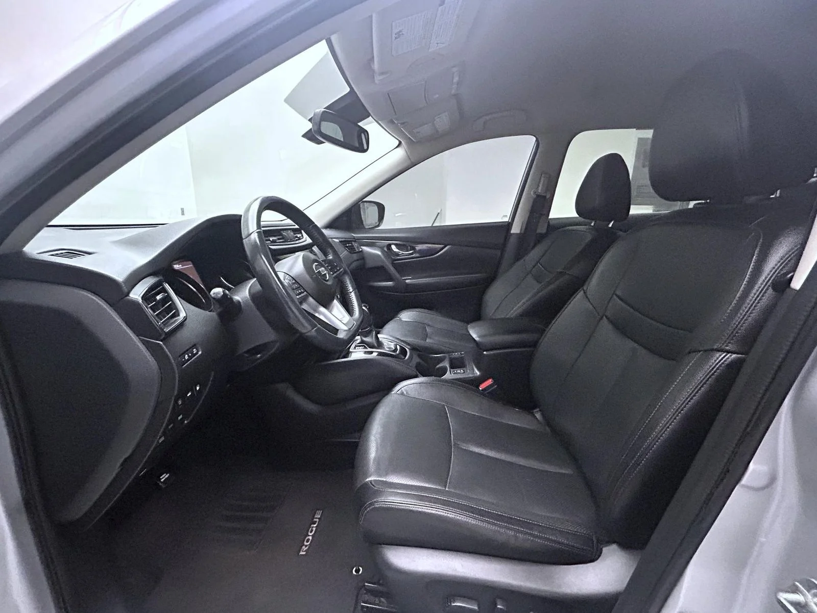 Used 2018 Silver Nissan SL image 10