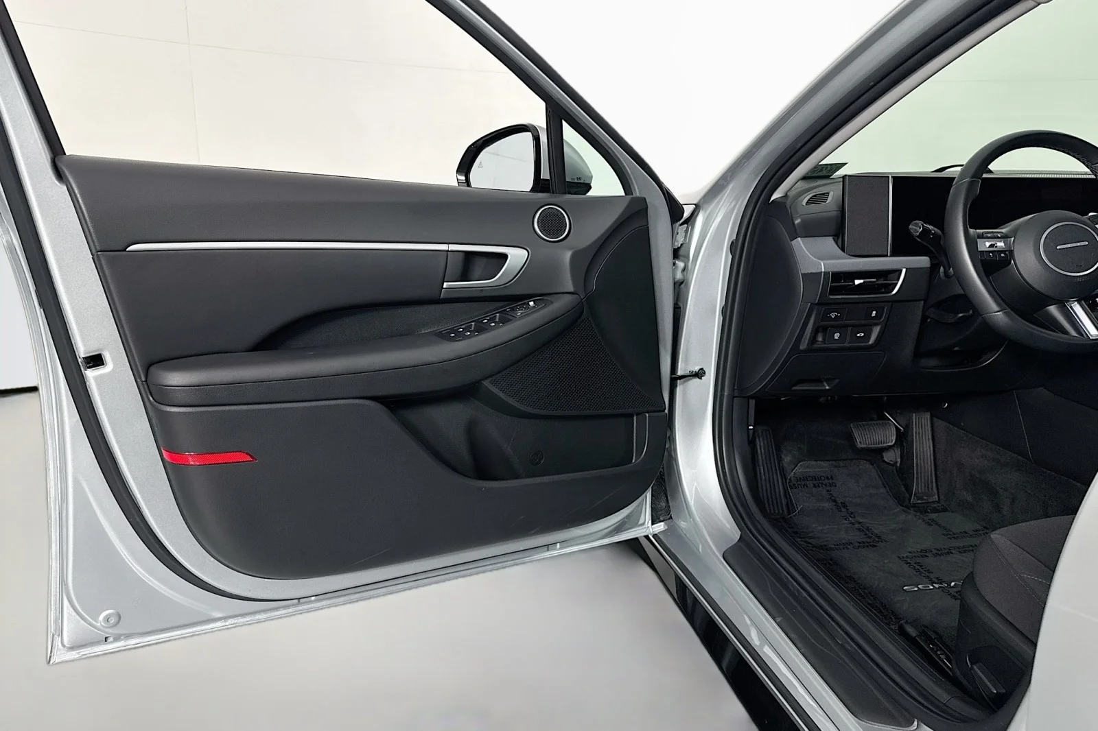 Used 2024 Aero Silver Hyundai SEL FWD image 21