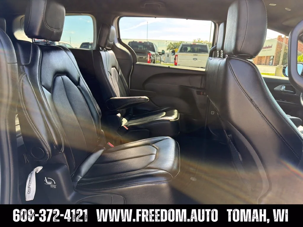 Used 2025 White Chrysler Select image 33