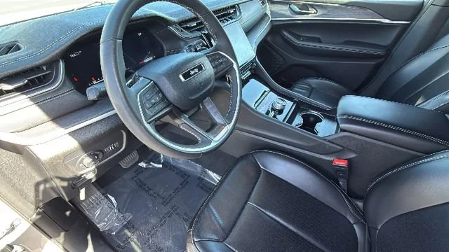 Used 2024 Silver Jeep Limited 4x4 image 10