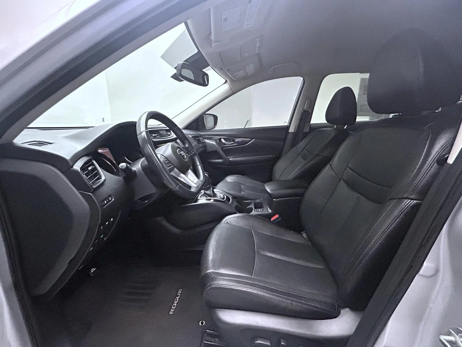 Used 2018 Silver Nissan SL image 10