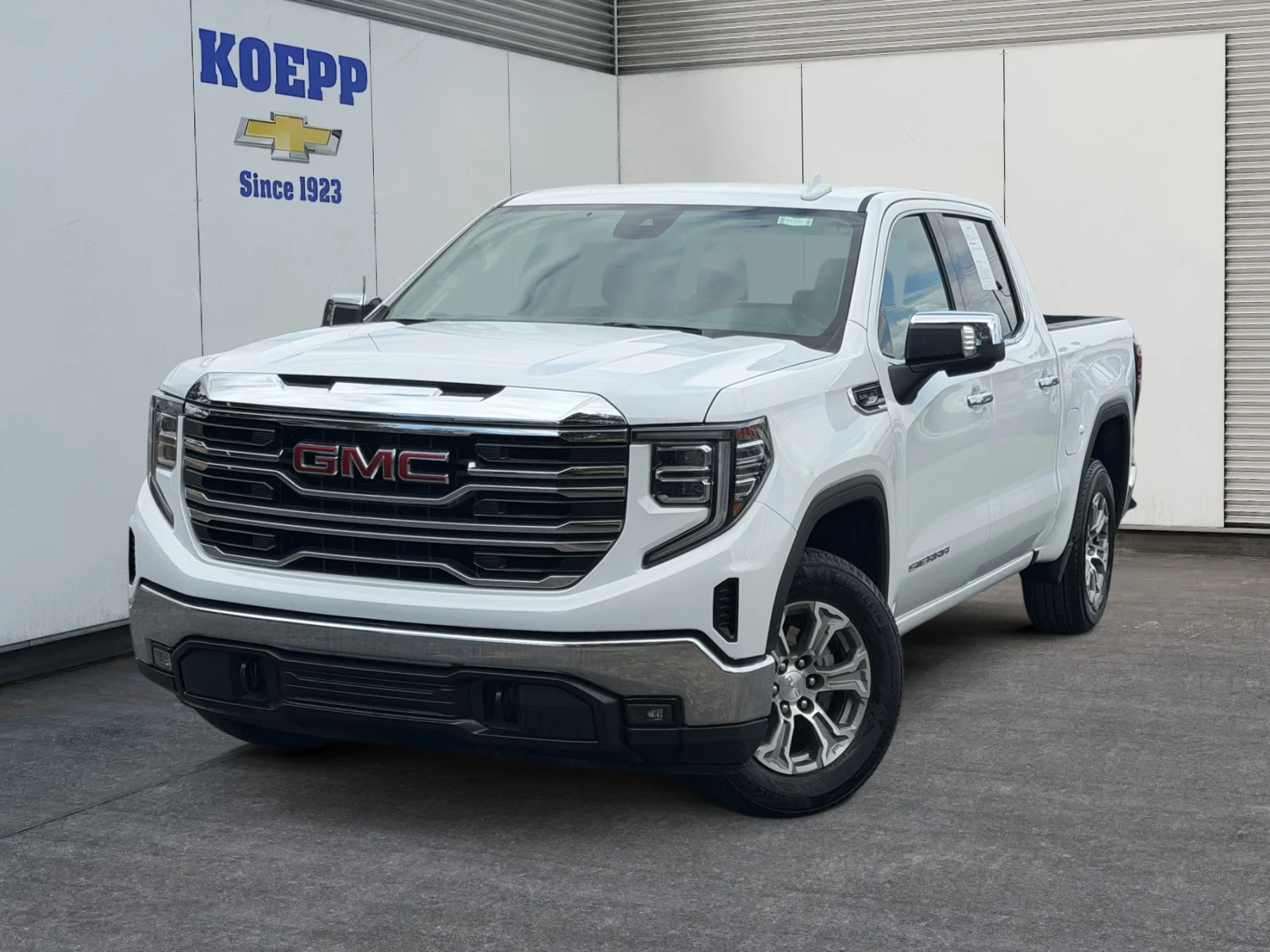 Used 2025 Summit White GMC SLT image 1