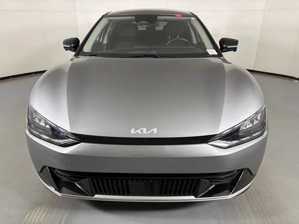 Used 2023 Gray Kia Wind image 3