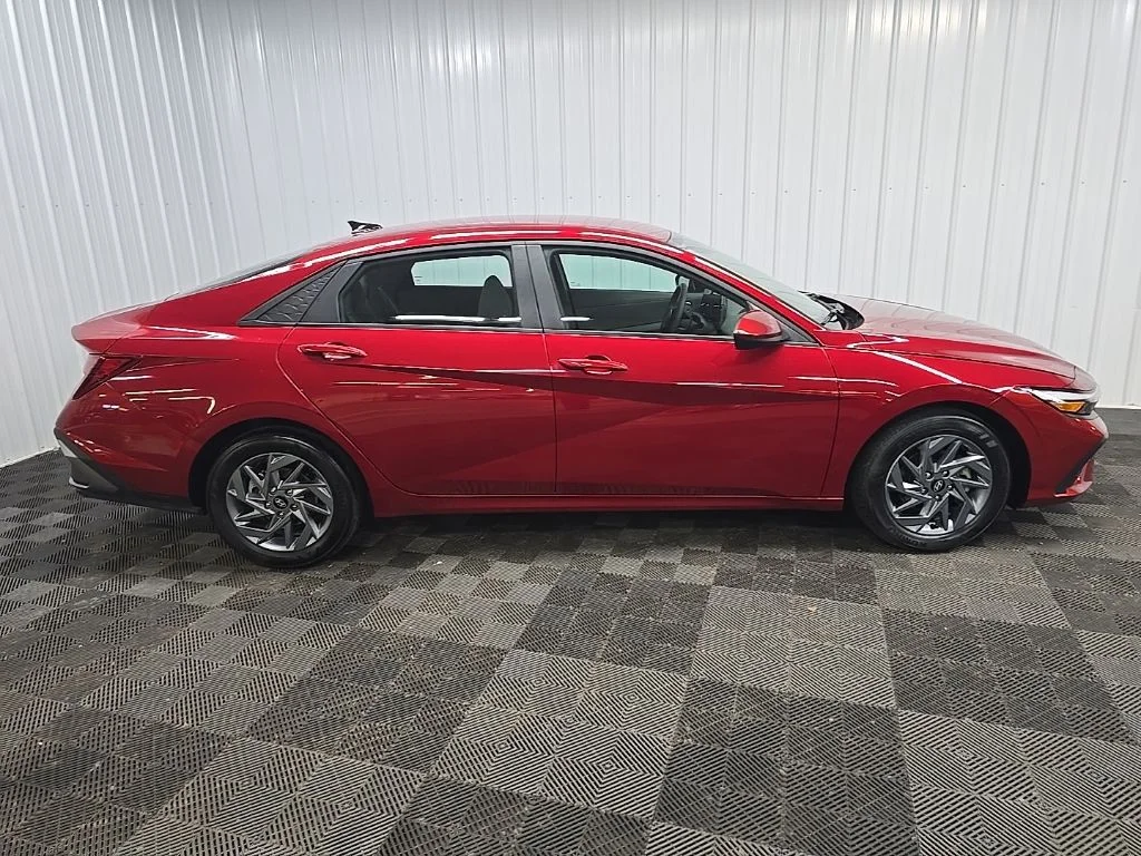 Used 2024 Red Hyundai SEL image 2