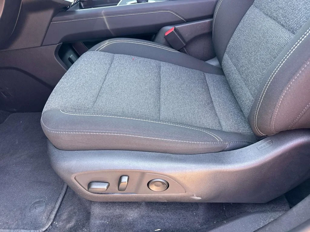 Used 2025 White GMC Elevation image 24