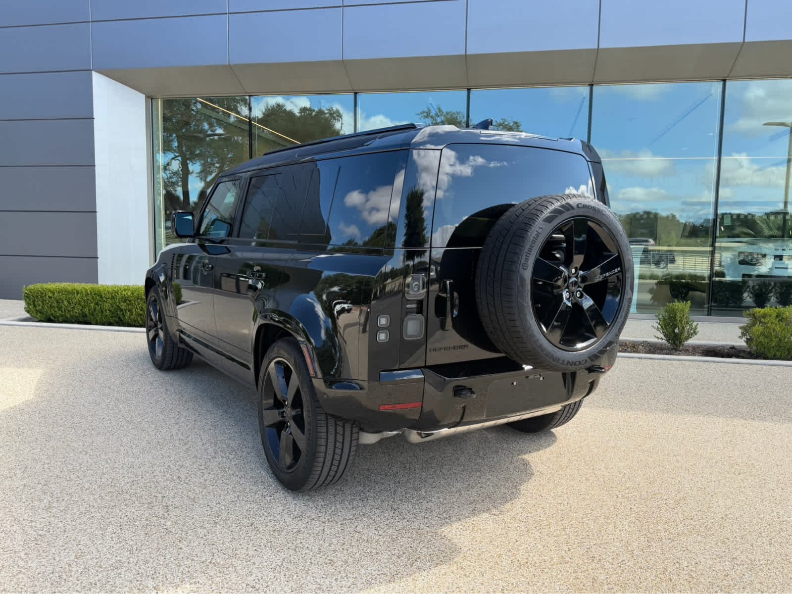 New 2026 Santorini Black Land Rover X-Dynamic SE image 6