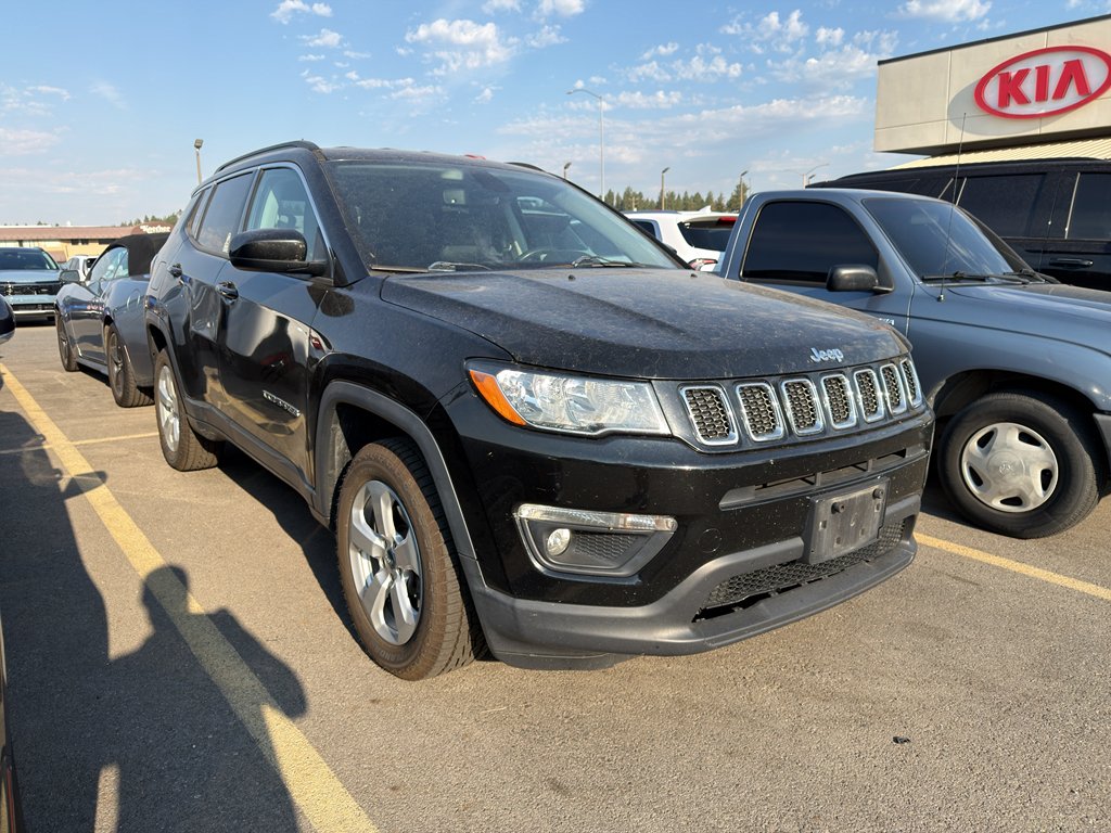 Used 2019 Diamond Black Crystal Pearlcoat Jeep Latitude image 3