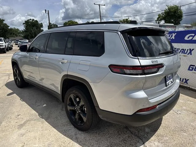 Used 2024 Silver Jeep Laredo image 12