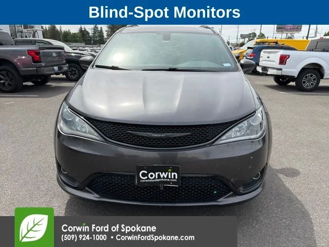 Used 2018 Gray Chrysler Touring L image 2