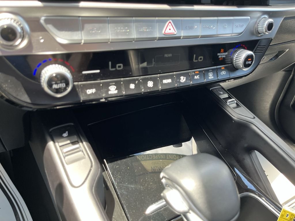 Used 2025 White Kia S image 19