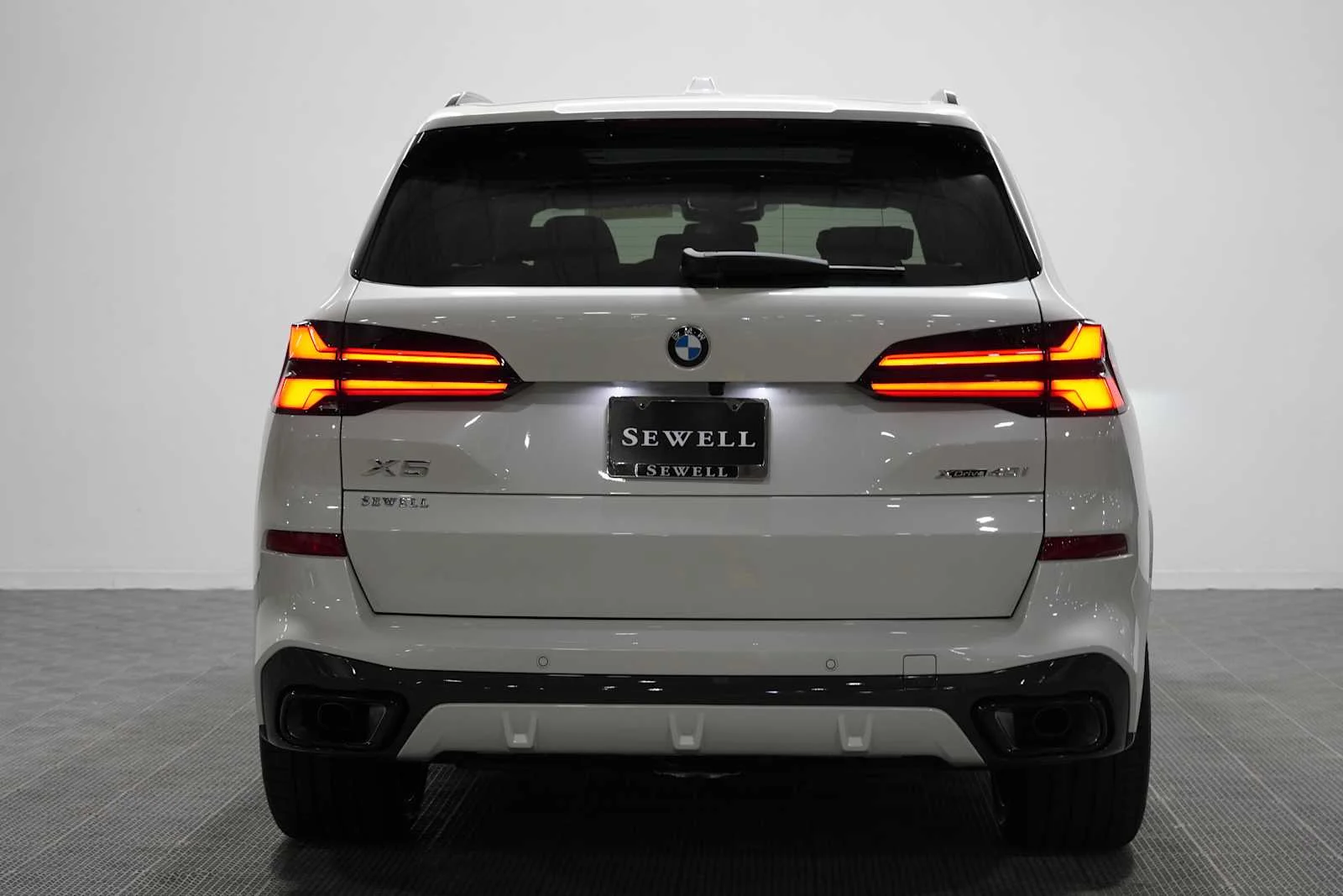 New 2026 Mineral White Metallic BMW xDrive40i image 4