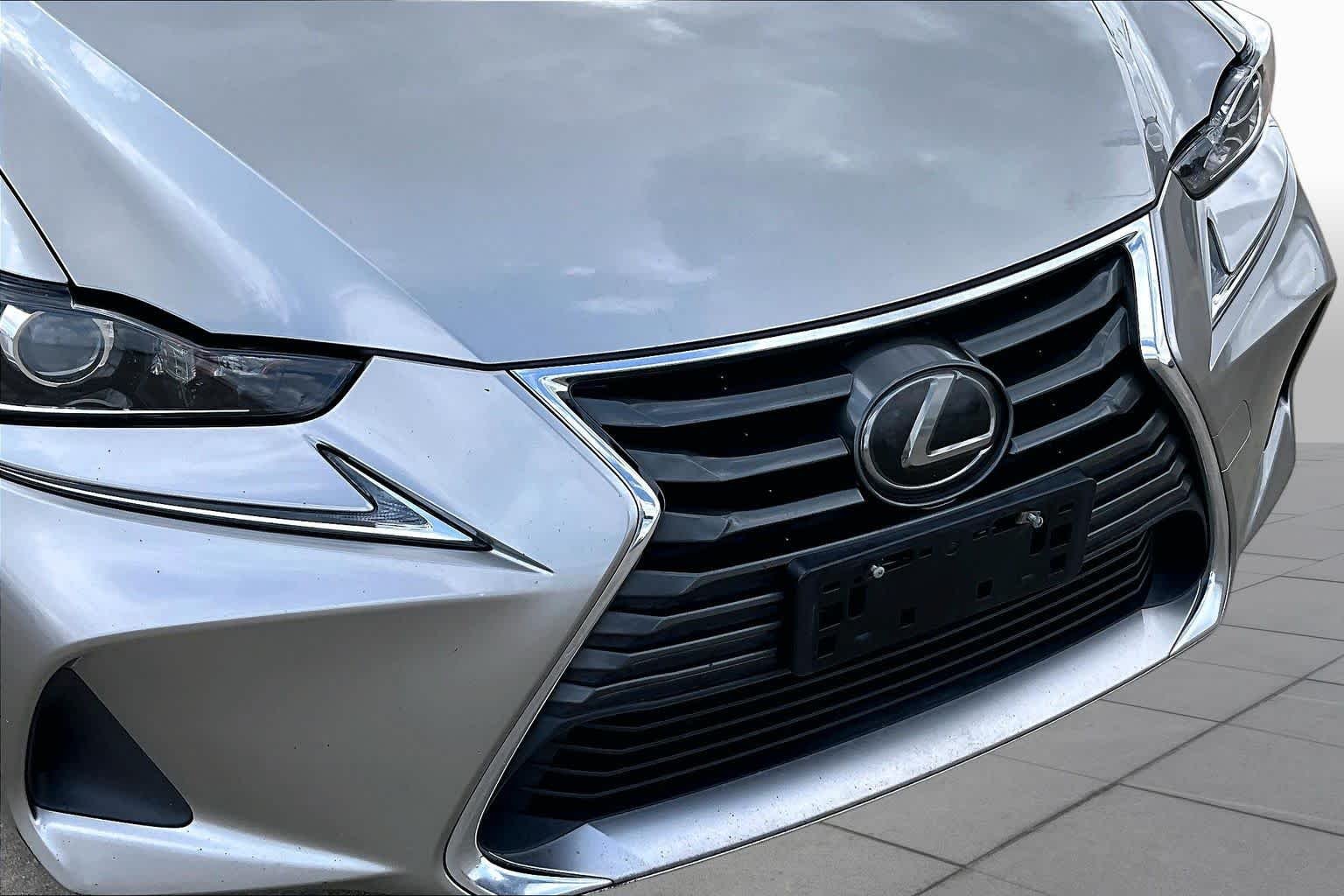 Used 2018 Atomic Silver Lexus  image 29