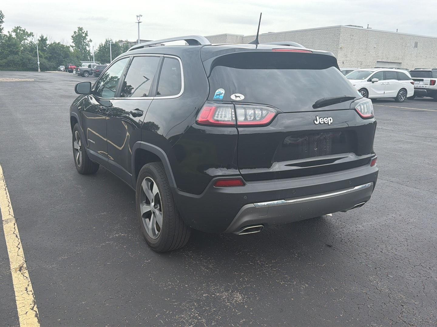 Used 2020 Diamond Black Crystal Pearlcoat Jeep Limited image 8