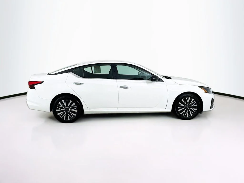 Used 2025 White Nissan 2.5 SV image 8