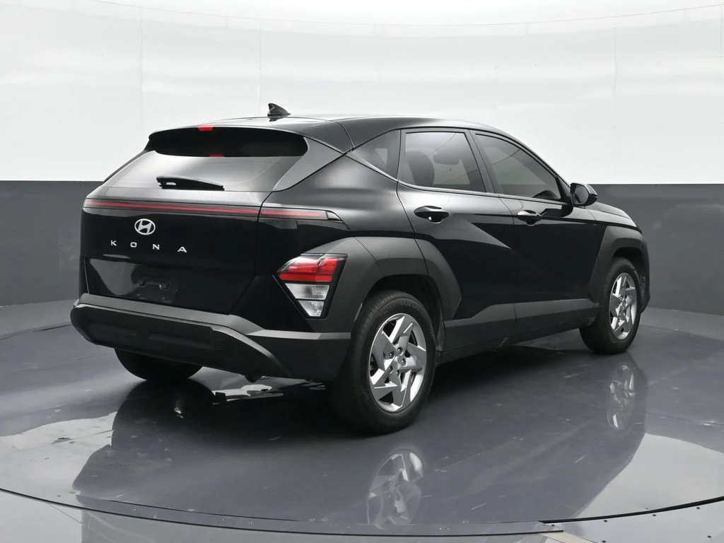 Used 2025 Black Hyundai SE image 5