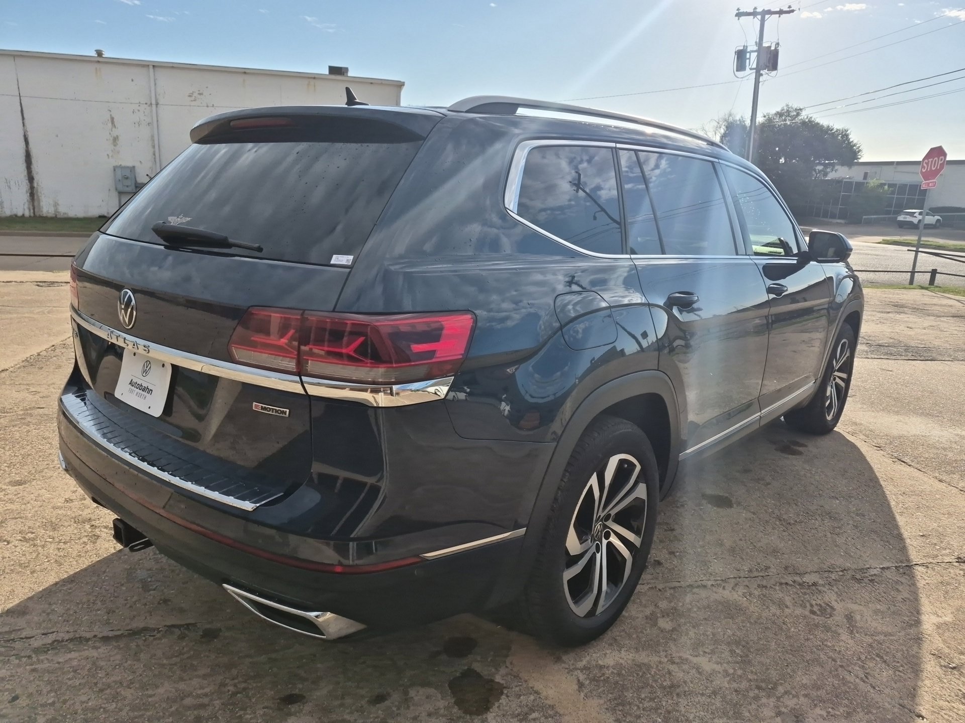 Used 2021 Blue Volkswagen SEL Premium image 5