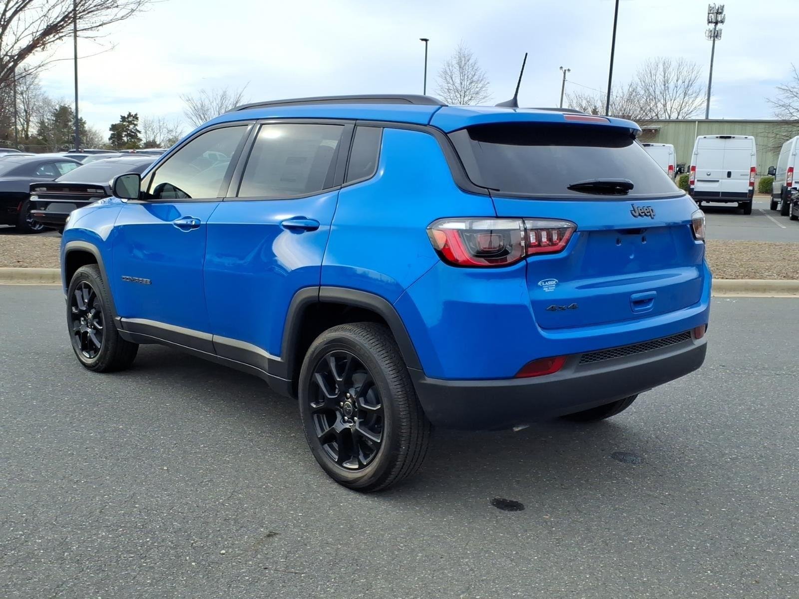 New 2026 Hydro Blue Pearl-Coat Exterior Paint Jeep Latitude Altitude image 27