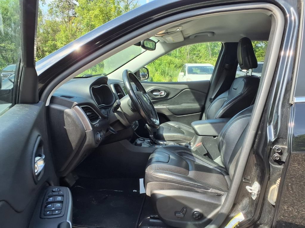 Used 2020 Black Jeep Latitude Lux 4x4 image 11