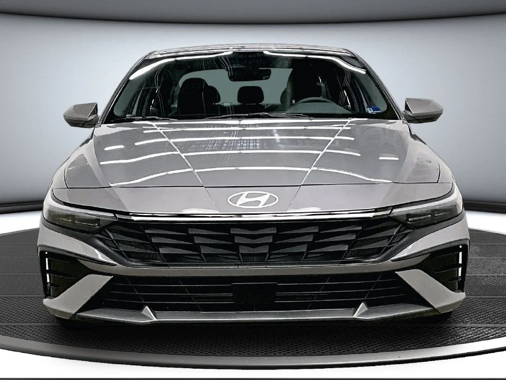 Used 2025 Silver Hyundai SEL Convenience image 2