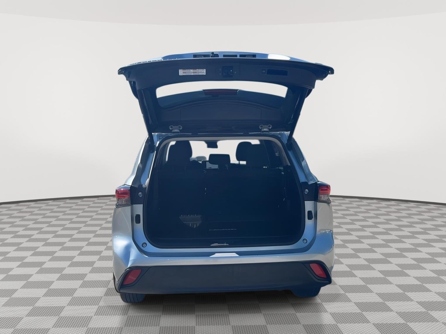 2023 Toyota Highlander LE - Photo 31