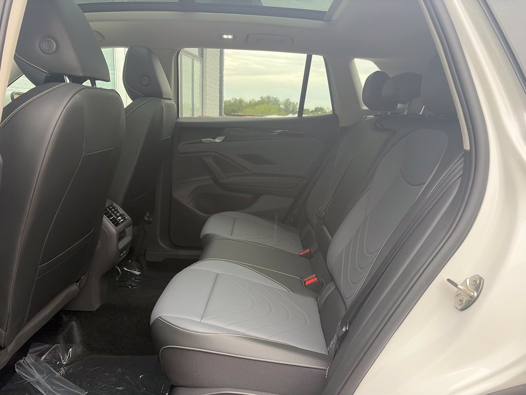 New 2026 Pure White Volkswagen SE image 24