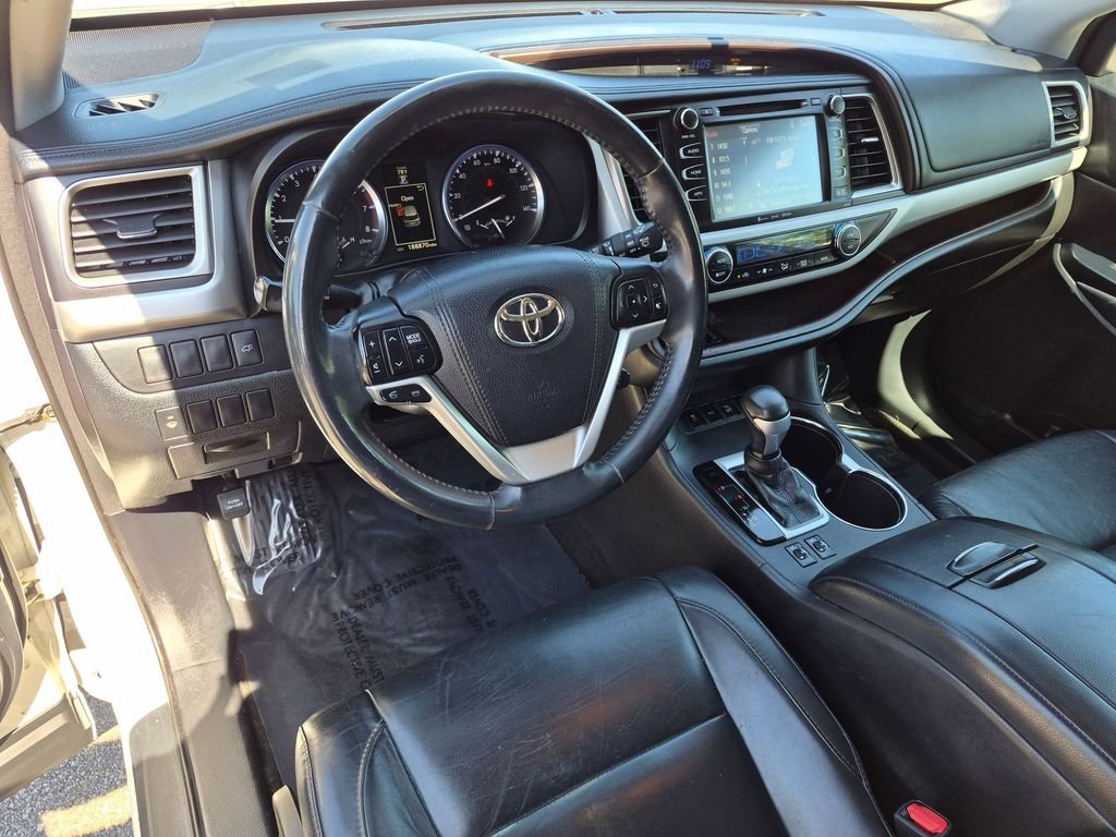 Used 2016 White Toyota XLE V6 image 17