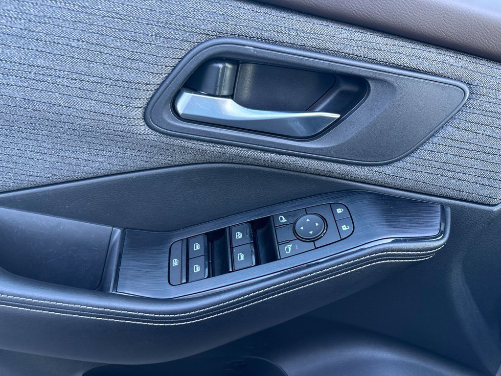 Used 2022 Gray Nissan SV image 14