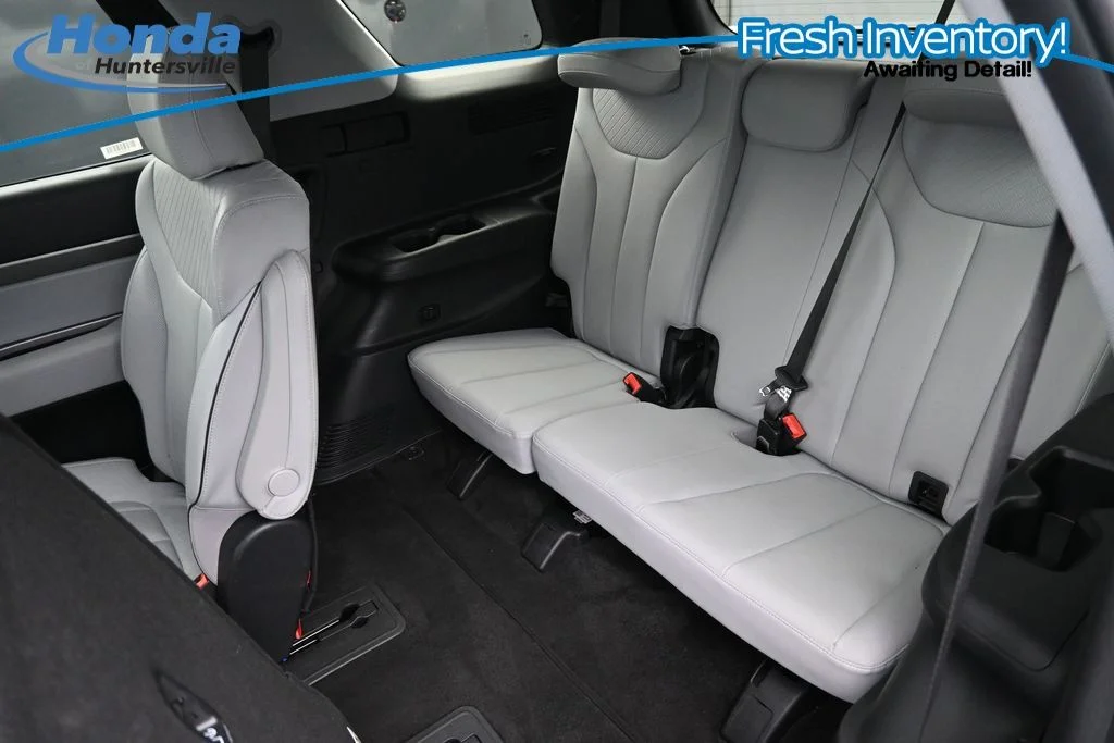 Used 2025 White Hyundai SEL image 16