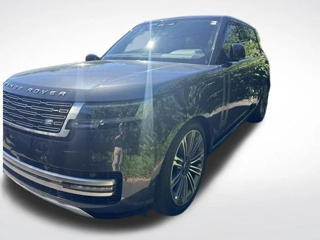 Used 2025 Gray Land Rover SE image 1