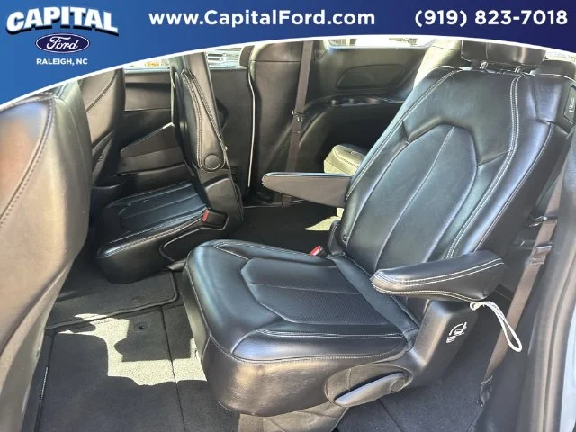 Used 2025 White Chrysler Select image 18