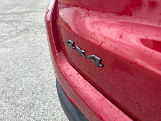 New 2026 Red Hot Pearlcoat Jeep Latitude image 10