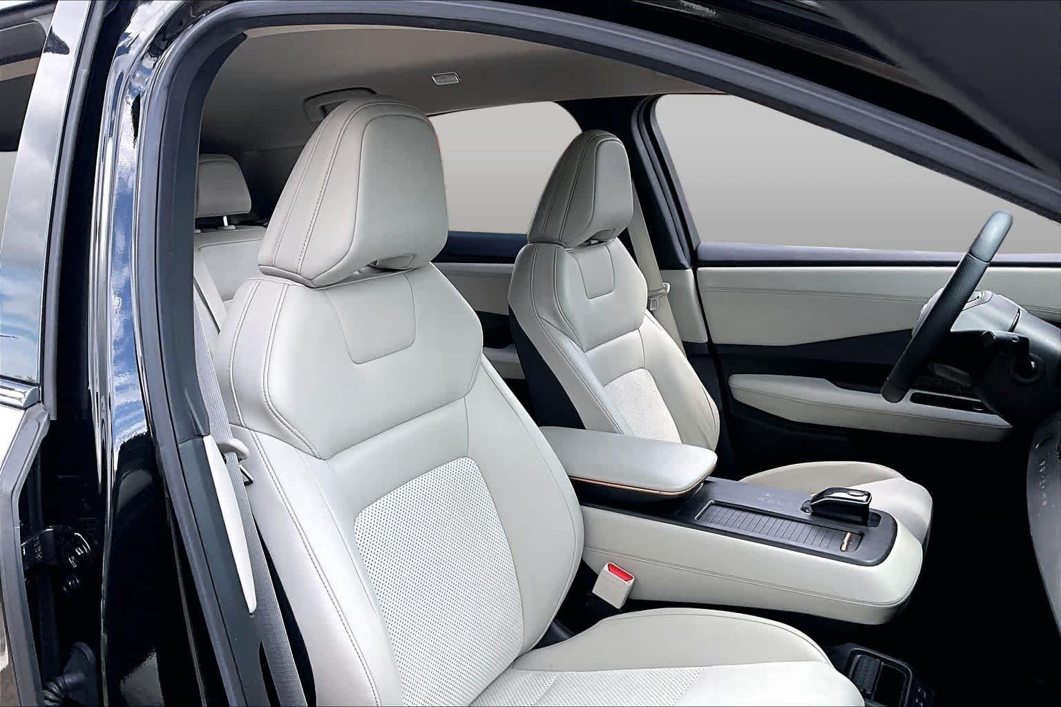 Used 2023 Black Diamond Pearl Nissan ENGAGE image 8