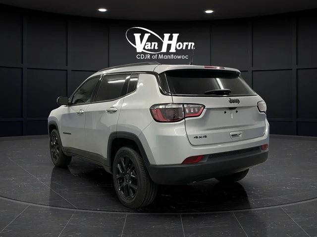 New 2026 Silver Zynith Metallic Clearcoat Jeep Latitude image 3