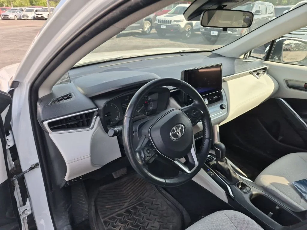 Used 2023 Pearl Toyota LE image 15