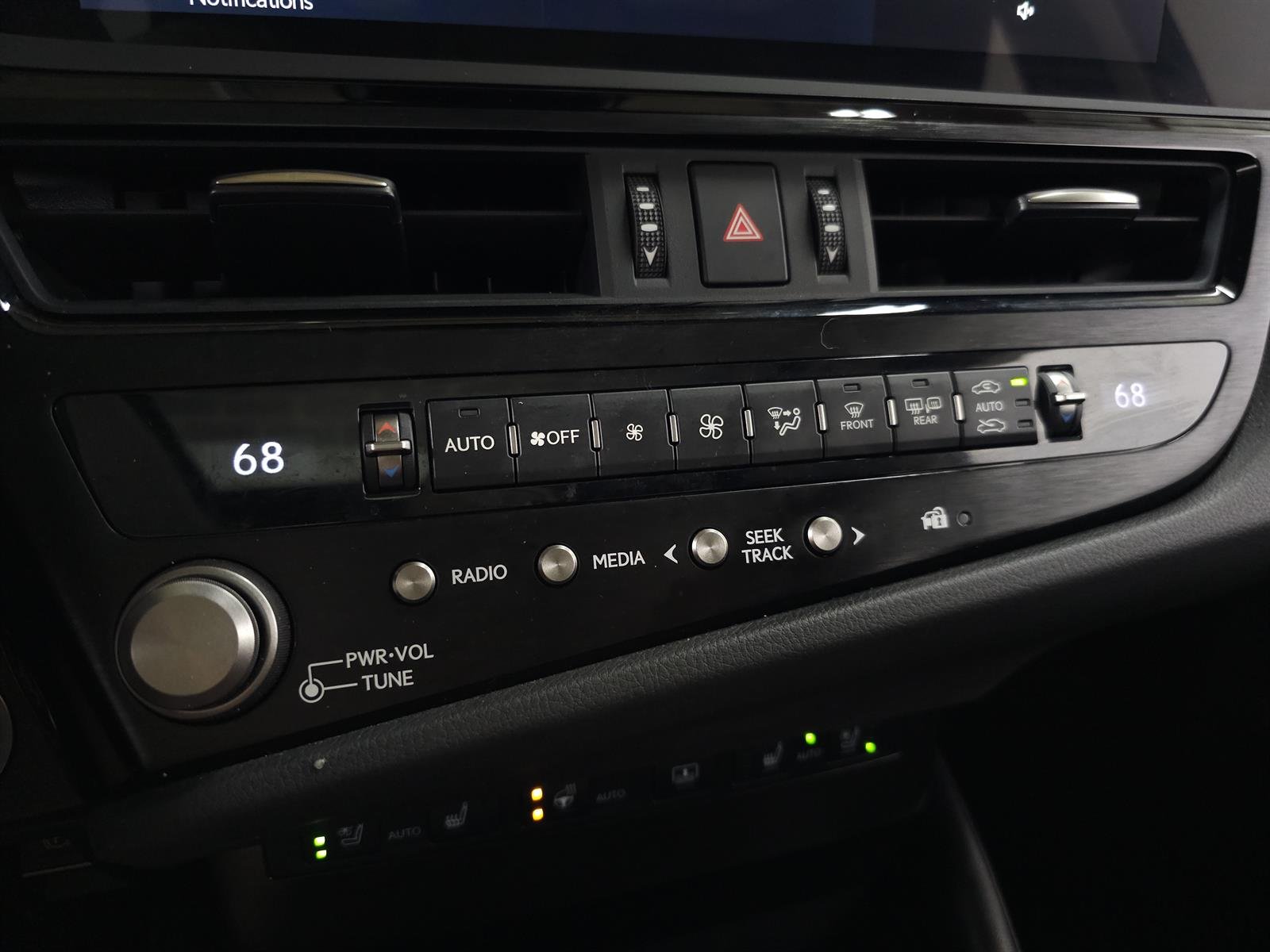Certified Used 2023 Iridium 1l2 Lexus Luxury image 26